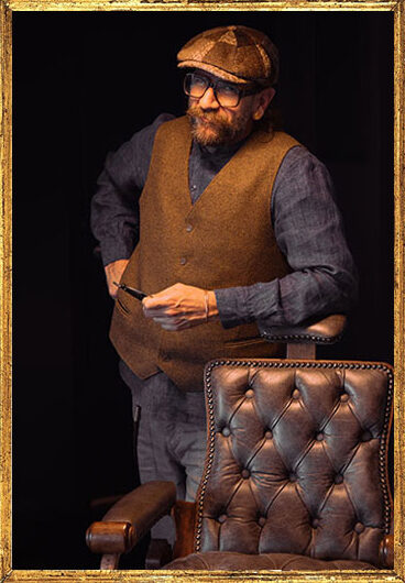 Cassetta frame (mid-16th century) golden carved wood. Original p